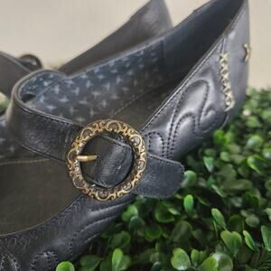 Pikolinos round close toed kitten wedge with embroidery and bronze buckle